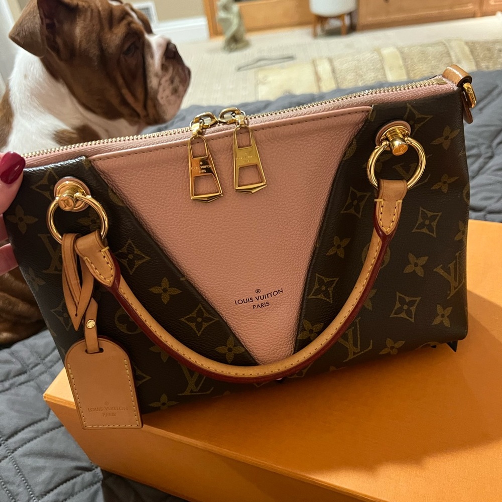 Louis Vuitton V tote BB monogram. In good condition. Authentic 💕